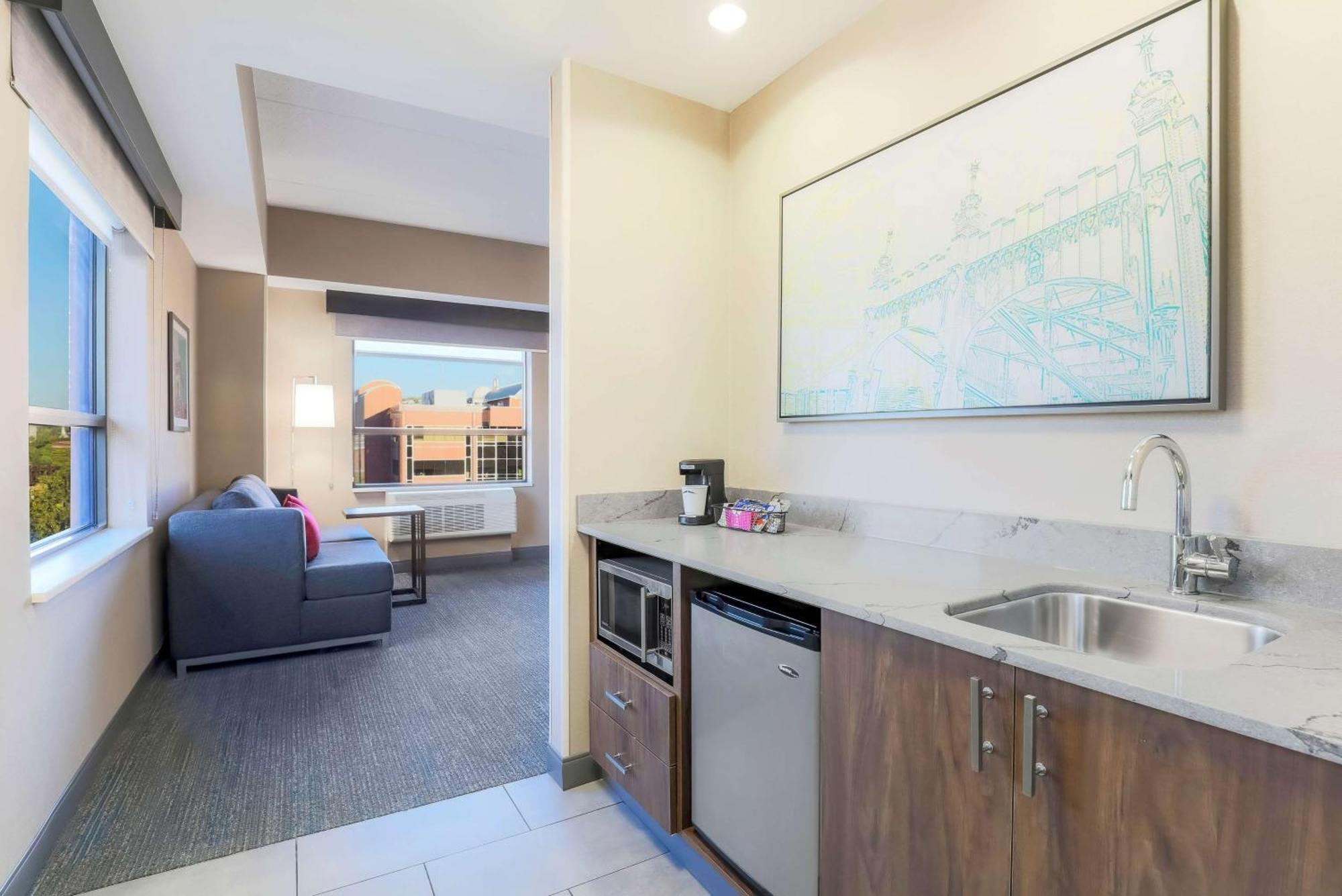Hampton Inn & Suites Pittsburgh Downtown Экстерьер фото